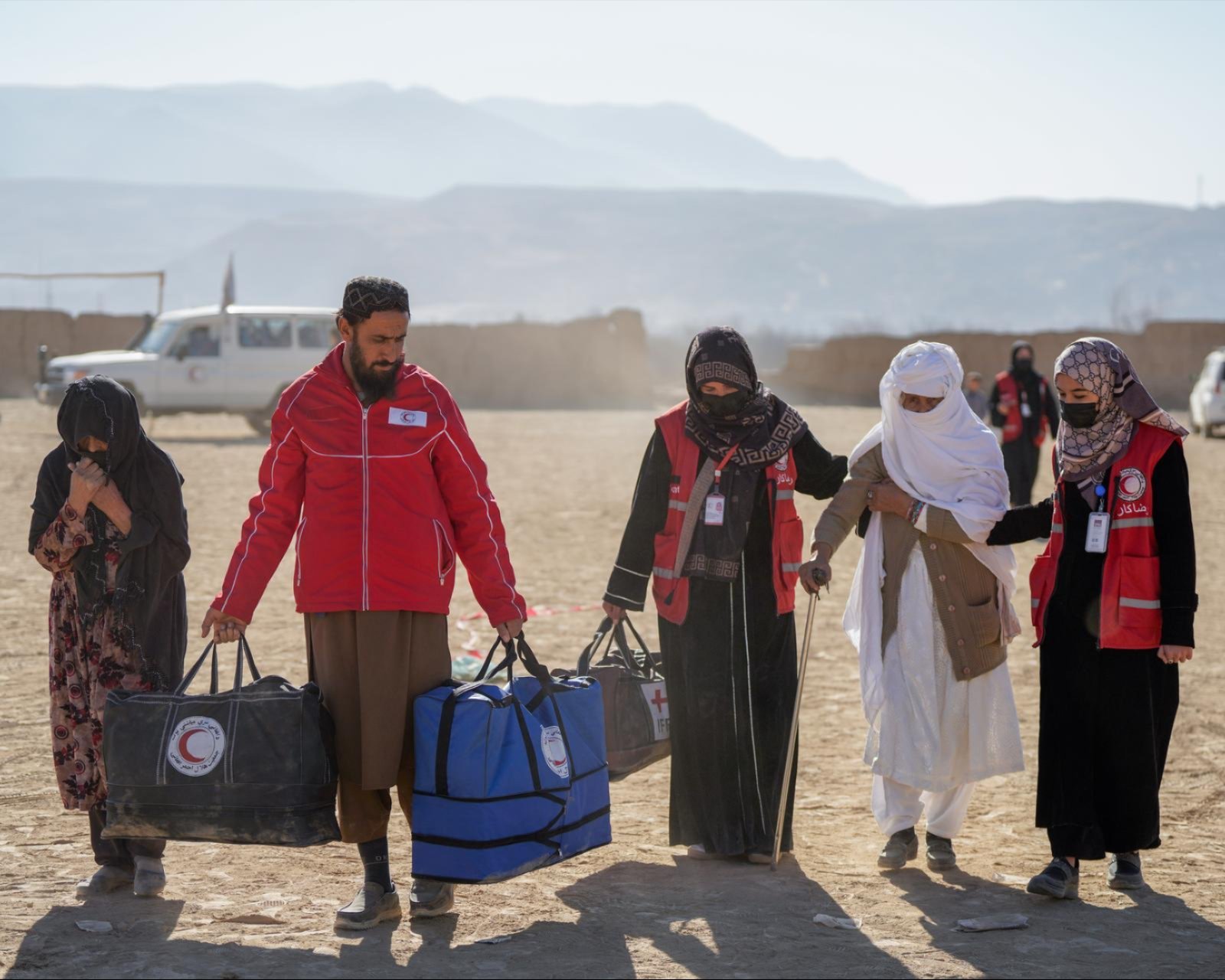 Menschen mit Hilfsg&uuml;tern in Afghanistan