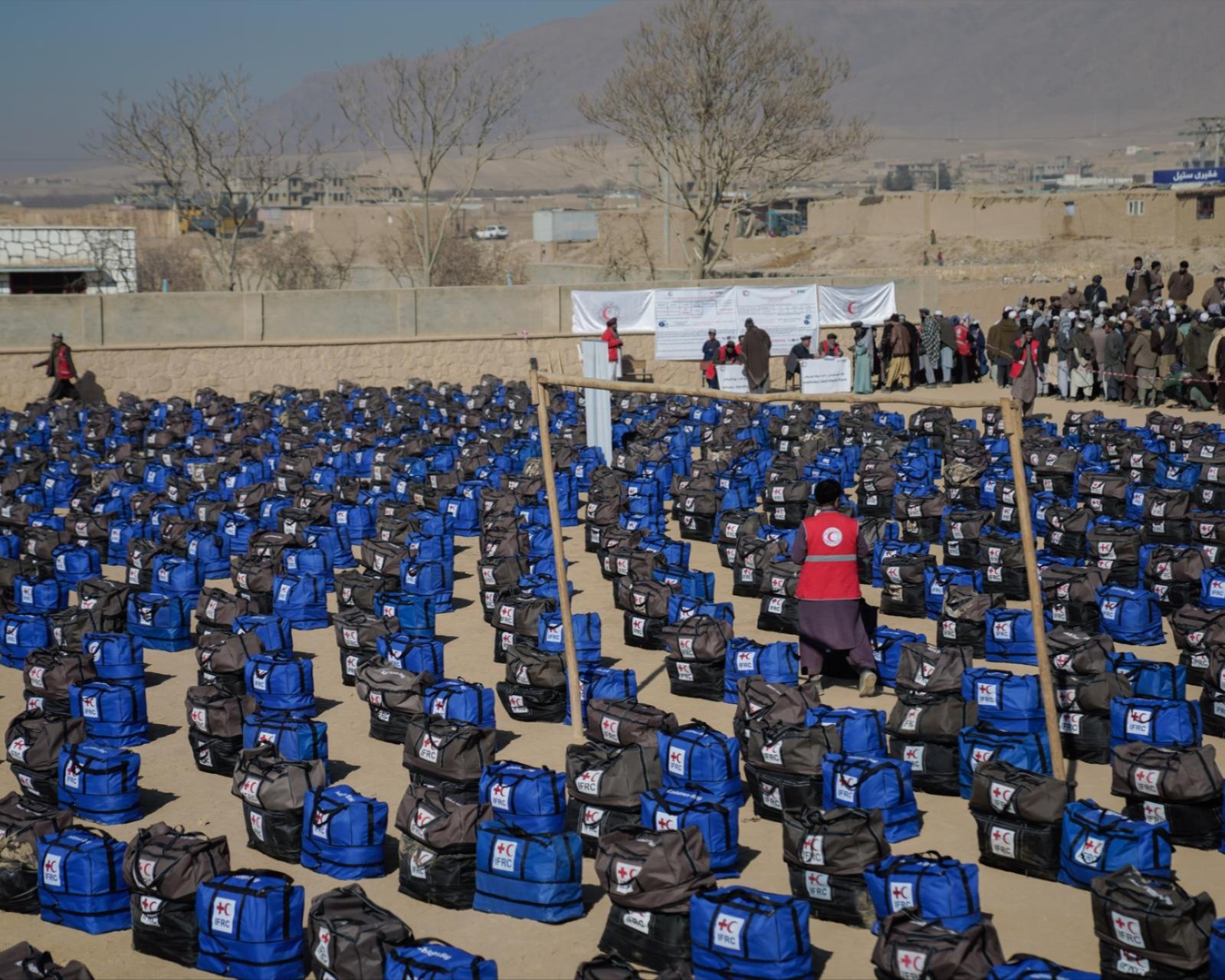 Aufgereihte Hilfsg&uuml;ter in Afghanistan