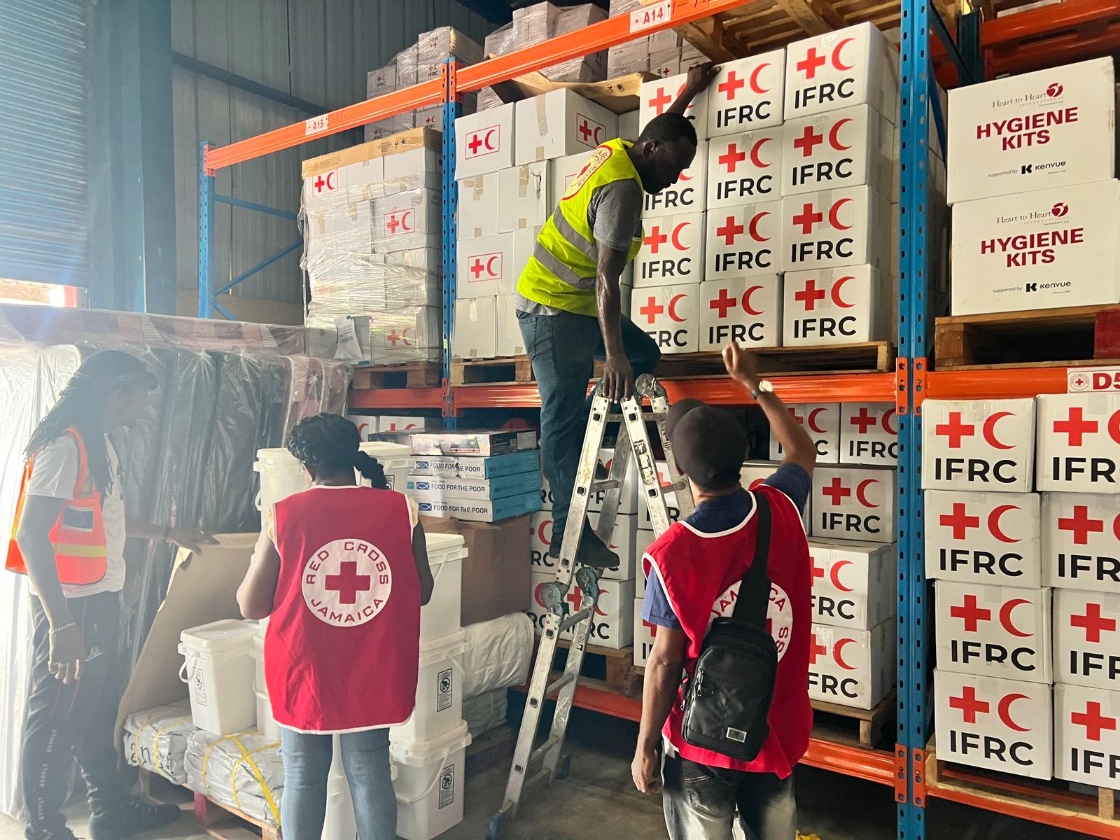 Hilfsgüter in Jamaika von IFRC und Mitarbeitende Hilfsgüter in Jamaika von IFRC und Mitarbeitende